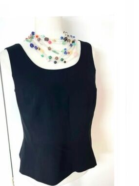 🆕 Classic & classy little black sleeveless tailored top- versatile style-vintage